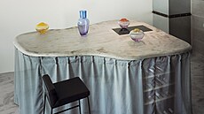 Tomu dominuje skulpturální kuchyňský deska, která je zároveň jídelním stolem...
