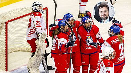 eské hokejistky se radují z jednoho z gól v duelu s Polskem.