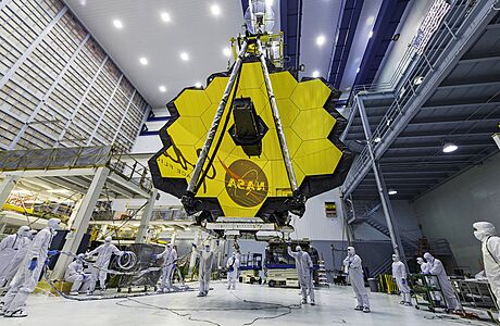 Technici zvedají zrcadlo vesmírného teleskopu Jamese Webba pomocí jeábu v...