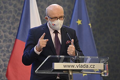 Ministr zdravotnictví Vlastimil Válek na tiskové konferenci po prvním ádném...