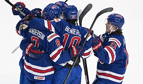 Amerití hokejisté se radují z gólu v duelu MS do 20 let se Slovenskem.