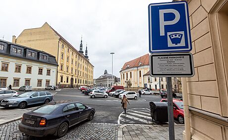 Parkování v centru Olomouce podraí. V oblasti B, do ní patí teba námstí Republiky, za kadou hodinu lidé zaplatí o deset korun víc ne nyní, v oblasti A tvoené pí zónou pak pijde odstavení auta na stejnou dobu na stovku.