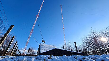 Stoáry rozhlasových vysílae RA v pásmu stedních vln v Liblici na Mlnicku. Podobné ustoupily stavb nového datového centra na praské Zbraslavi. (29. prosince 2021)