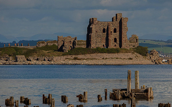 Zícenina hradu ze 14. století na ostrov Piel v Anglii.