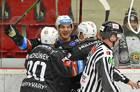 36. kolo hokejové extraligy: HC Energie Karlovy Vary - Rytíi Kladno. Zleva:...