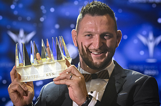 Judista Lukáš Krpálek pózuje s korunou pro vítěze ankety Sportovec roku 2021.