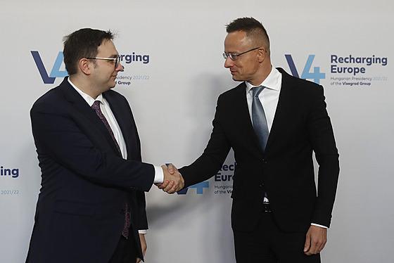 Maarský ministr zahranií Péter Szijjártó (vpravo) vítá v Budapeti nového...