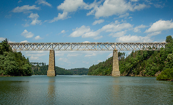 Most pes Orlickou pehradu je unikátní technickou stavbou mimoádného významu...