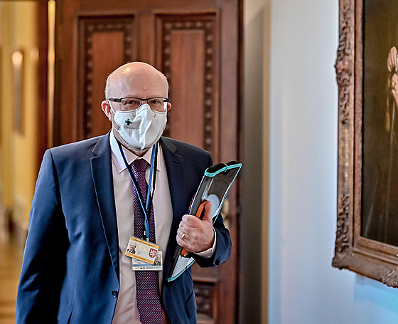 Ministr zdravotnictví Vlastimil Válek p�ichází na jednání vlády.