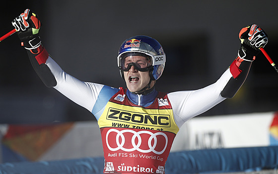 Marco Odermatt slaví vítzství v obím slalomu v Alta Badii.