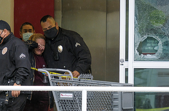 Policista utuje svdkyni po stelb v obchod v Los Angeles. (23. prosince...