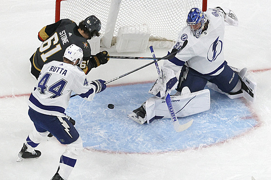 Branká� Andrej Vasilevskij z Tampy Bay �elí �anci Mark Stonea z Vegas. Pomáhá...