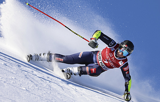 védská lyaka Sara Hectorová na trati obího slalomu v Courchevelu.