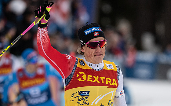 Norský beec na lyích Johannes Klaebo se raduje z triumfu sprintu v...