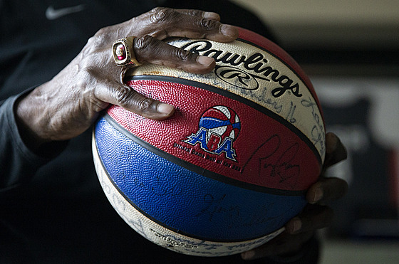 Spencer Haywood na podzim 2021, ukazuje podepsaný mí�, se kterým se hrála liga...