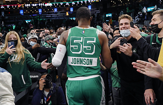 Joe Johnson pijímá gratulace od fand Boston Celtics, do klubového dresu se...