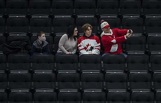 Momentka z pípravy na mistrovství svta hokejových dvacítek. Rodina kanadských...