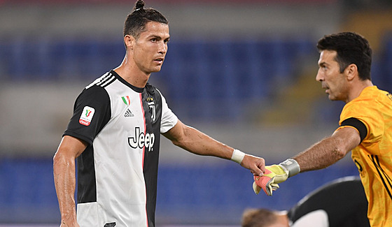 Cristiano Ronaldo (vlevo) a Gianluigi Buffon v dresu Juventusu