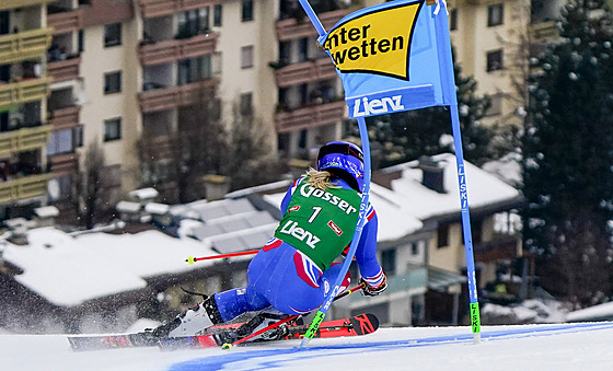 Tessa Worleyová na trati obího slalomu v Lienzu