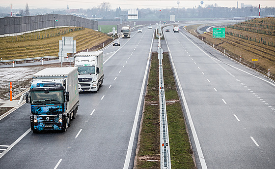 Nově otevřená dálnice D11 u Smiřic (21. 12. 2021)
