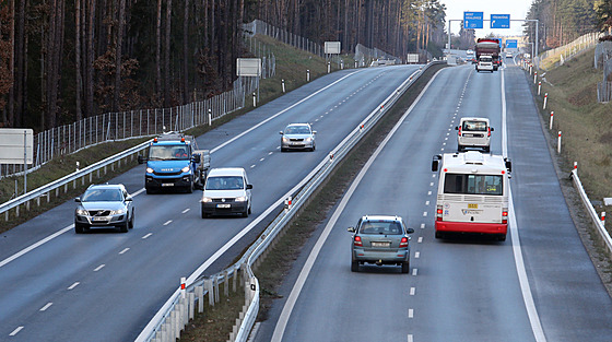 Nová silnice z Plzn do Temoné v jednom míst poklesla. (20. 12. 2021)