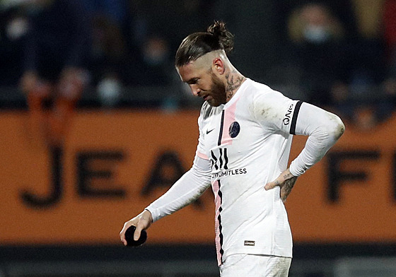 Sergio Ramos z Paris St. Germain opoutí trávník poté, co vidl dalí ervenou...