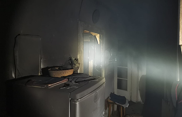 V Praze 8 hořelo vybavení bytu, záchranáři potvrdili jednoho mrtvého