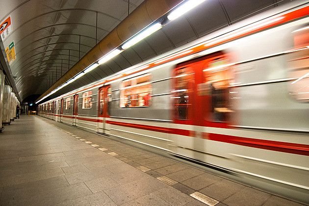 Ženu při jízdě metrem osahával zvrhlík. „Bude legrace,“ zval ji na drink
