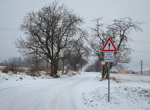 Dopravní znaky idie upozorují, e se silnice v zim neudrují. Pesto sem...