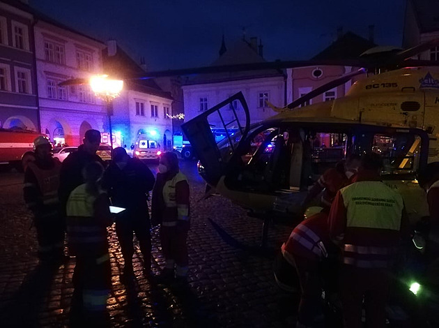 Zdravotničtí záchranáři zasahovali u požáru bytu v Jičíně. Jedna z žen je v...