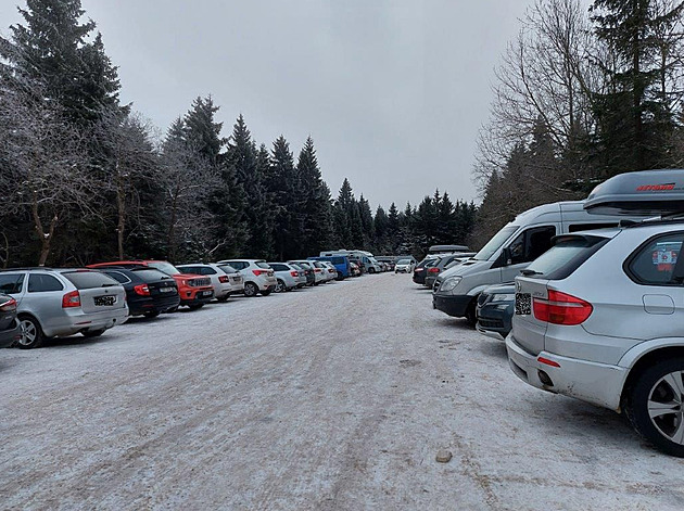 Turisté zaplnili parkoviště pod Šerlichem, policie řidiče posílá pryč