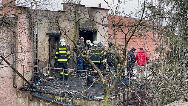 Seniorka uhořela při požáru rodinného domu na Kolínsku