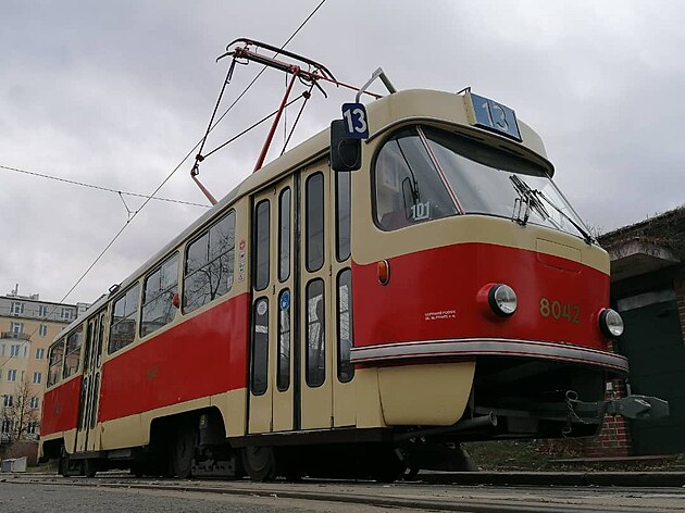 Bhem víkendu jezdí retro tramvaj na lince 13. Vz je starý 50 let, minulý rok proel modernizací a vypadá skvle. Linka 13 patí k nejkratím má pouze 14 zastávek a jezdí z echova námstí pes námstí Míru - I.P. Pavlova - Muzeum - námstí Jiího z P