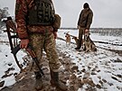 Ukrajintí vojáci u obce Zajcevo v Doncké oblasti (18. prosince 2021)