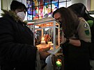 Skauti z Chomutova a Mostu p�ivezli Betl�msk� sv�tlo do Chebu vlakem z Prahy...