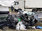 V Pov-Pedhradí na Kolínsku se ráno srazilo nákladní auto s osobním, mu a...