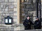 Brittí policisté stojí ped hradem Windsor. (1. dubna 2018)