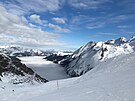 Pohled z ledovcového lyaského areálu Hintertux na údolí Zillertal. Z inverze...