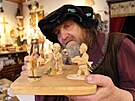 ezb Jaroslav Bene ukazuje nov betlmsk figurky. Zleva Ji Wolker, Emil...