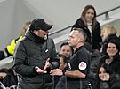 Liverpoolský trenér Jürgen Klopp diskutuje s rozhodím Paulem Tierneym pi...