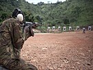 Vojáci stedoafrických ozbrojených sil trénují pod dohledem instruktor z...