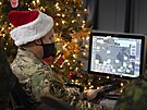 Vedení protivzduné obrany (NORAD) sleduje, kudy cestuje Santa Claus s dárky.....