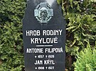 Hrob rodiny Kryl� na h�bitov� v Nov�m Ji��n�. Karel Kryl tam m� na n�hrobku jen...