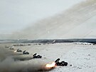 Rusové dávají najevo sílu. Ukazují dlostelectvo, vzdunou obranu i tanky