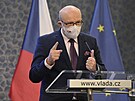 Ministr zdravotnictví Vlastimil Válek na tiskové konferenci po prvním ádném...