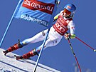 Americká lyaka Mikaela Shiffrinová v obím slalomu v Courchevelu.