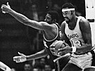 Wilt Chamberlain (u míe) z Los Angeles Lakers bojuje s Williems Reedem z New...