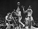 Jerry West (druhý zprava) z Los Angeles Lakers pihrává Wiltu Chamberlainovi v...