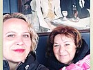 Julia palkov (vpravo) pi jednom z poslednch vlet do Pae v dubnu 2019.