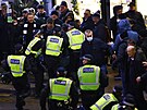 Policie zasahuje pi potyce fanouk ped pohárovým utkáním Tottenhamu s West...